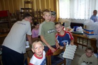 Flei�ige Jungs beim Basteln